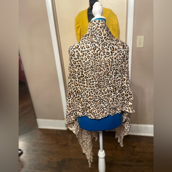 Rachele leopard print fringe edge scarf 100% viscose GUC - Picture 2 of 3